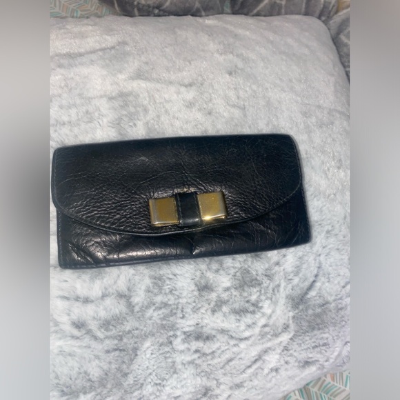 CHLOE BLACK WALLET WITH GOLD BOW DETAIL ON FRONT PRE LOVED - Picture 3 of 16